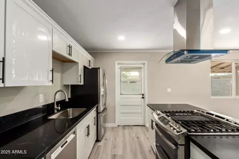 Kitchen - 4240 N 73rd Ave, Phoenix, AZ 85033 photo 3 of 4