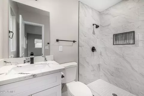 Bath - 6211 N 11th Ave, Phoenix, AZ 85013 photo 1 of 6