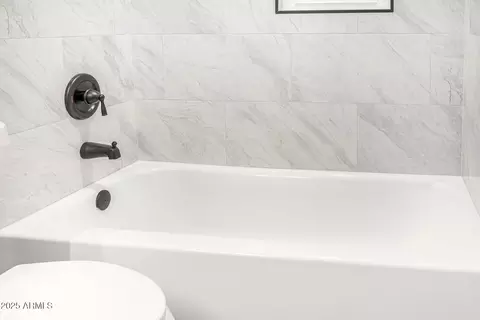 Bath - 6211 N 11th Ave, Phoenix, AZ 85013 photo 6 of 6
