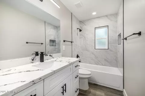 Bath - 6211 N 11th Ave, Phoenix, AZ 85013 photo 4 of 6
