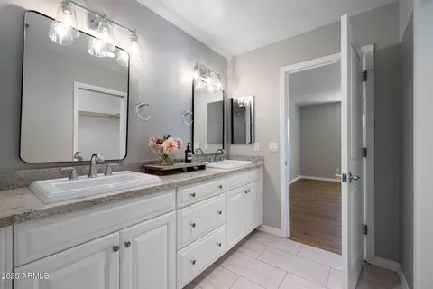 Bath - 3437 E Meadowbrook Ave, Phoenix, AZ 85018 photo 1 of 6