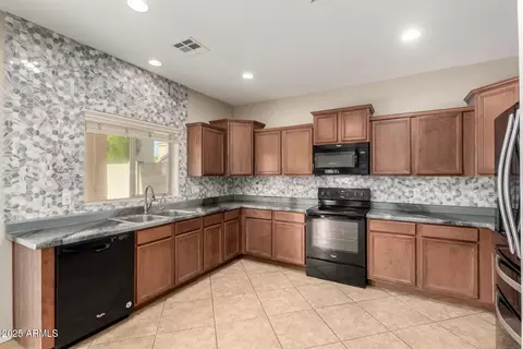 Kitchen - 1424 Elgin St, Gilbert, AZ 85295 photo 2 of 5