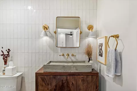 Bath - 4502 Exeter Blvd, Phoenix, AZ 85018 photo 4 of 4