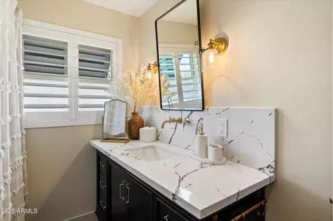 Bath - 4502 Exeter Blvd, Phoenix, AZ 85018 photo 3 of 4