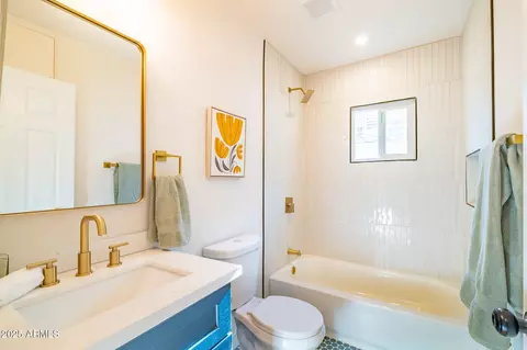 Bath - 2217 E Virginia Ave, Phoenix, AZ 85006 photo 1 of 2