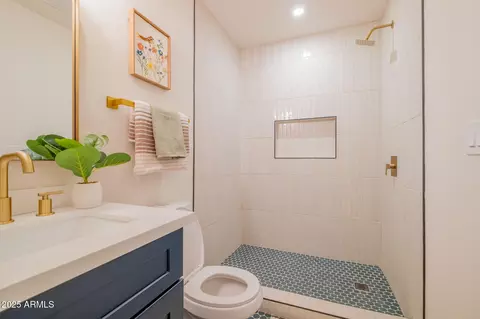 Bath - 2217 E Virginia Ave, Phoenix, AZ 85006 photo 2 of 2