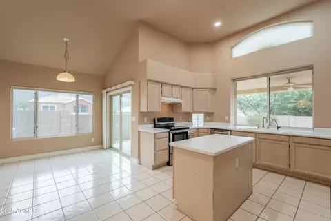 Kitchen - 753 E Mountain Sage Dr, Phoenix, AZ 85048 photo 3 of 6