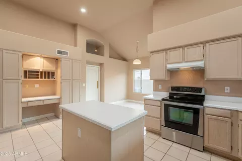 Kitchen - 753 E Mountain Sage Dr, Phoenix, AZ 85048 photo 4 of 6