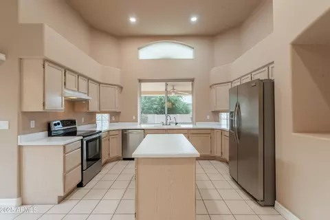 Kitchen - 753 E Mountain Sage Dr, Phoenix, AZ 85048 photo 2 of 6