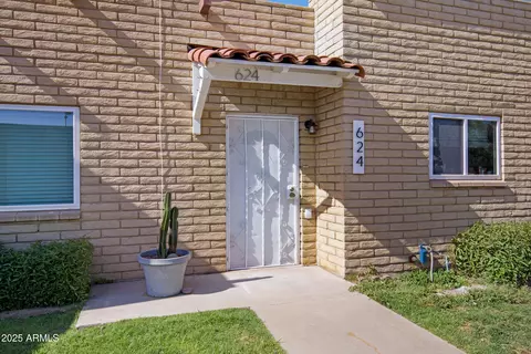 624 N Pioneer Cir, Mesa, AZ 85203