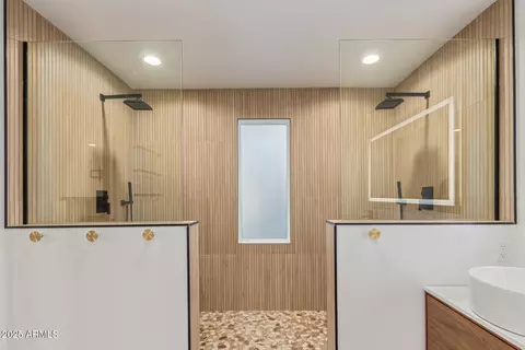 Bath - 1745 E San Juan Ave, Phoenix, AZ 85016 photo 3 of 4