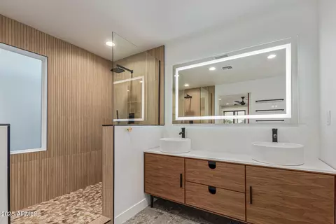 Bath - 1745 E San Juan Ave, Phoenix, AZ 85016 photo 2 of 4