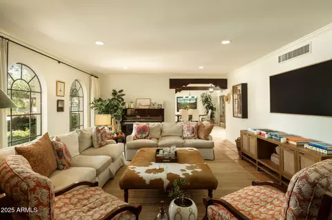 Living - 4332 N 40th St, Phoenix, AZ 85018 photo 1 of 2