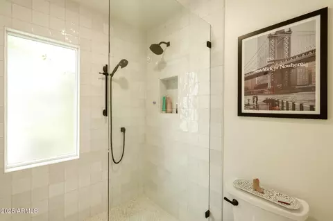 Bath - 4332 N 40th St, Phoenix, AZ 85018 photo 2 of 3
