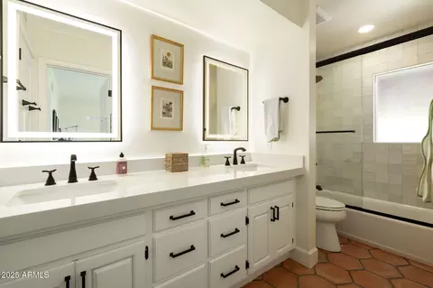 Bath - 4332 N 40th St, Phoenix, AZ 85018 photo 3 of 3
