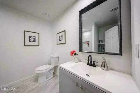 Bath - 6932 W Haven Ave, Phoenix, AZ 85035 photo 2 of 3