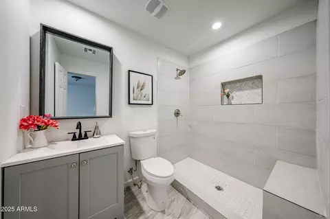 Bath - 6932 W Haven Ave, Phoenix, AZ 85035 photo 1 of 3