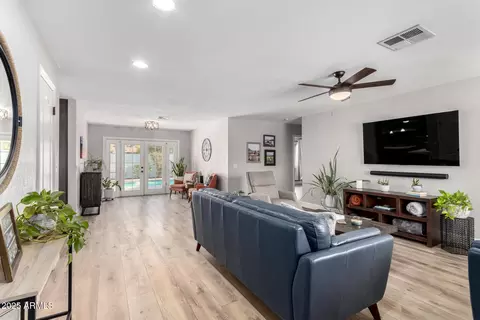 Entry Way - 3921 E Paradise Dr, Phoenix, AZ 85028 photo 2 of 3