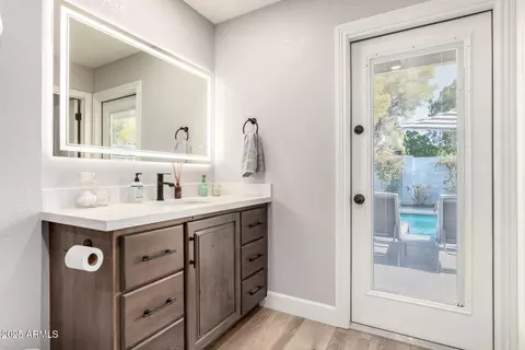 Bath - 3921 E Paradise Dr, Phoenix, AZ 85028 photo 2 of 4