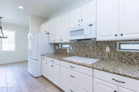 Kitchen - 632 E Raven Way, Gilbert, AZ 85297 photo 5 of 8