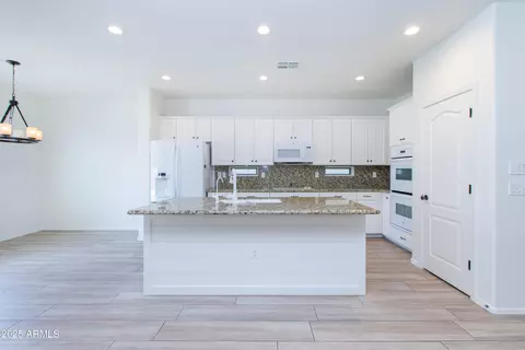 Kitchen - 632 E Raven Way, Gilbert, AZ 85297 photo 3 of 8