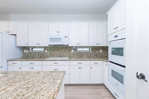Kitchen - 632 E Raven Way, Gilbert, AZ 85297 photo 4 of 8