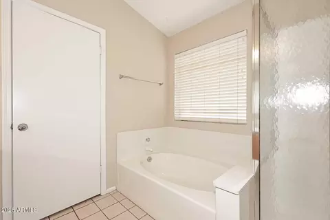 Bath - 2303 E Taro Ln, Phoenix, AZ 85024 photo 5 of 6