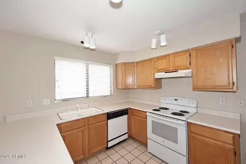 Kitchen - 2303 E Taro Ln, Phoenix, AZ 85024 photo 3 of 4