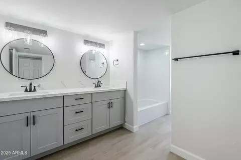 Bath - 2223 E Catalina Dr, Phoenix, AZ 85016 photo 2 of 4