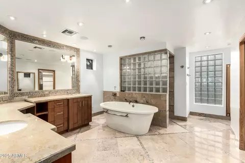 Bath - 2401 E Carol Ave, Phoenix, AZ 85028 photo 2 of 10