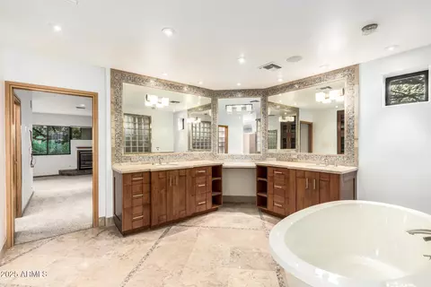 Bath - 2401 E Carol Ave, Phoenix, AZ 85028 photo 3 of 10