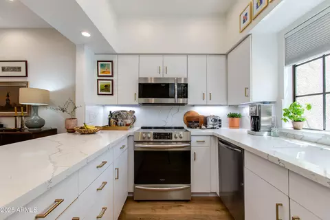 Kitchen - 6202 N 30th Pl, Phoenix, AZ 85016 photo 2 of 2