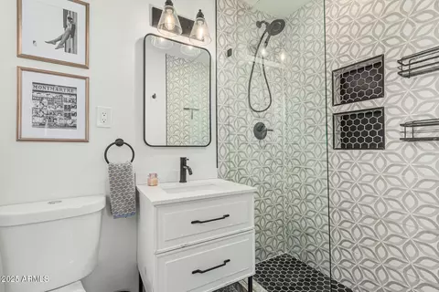 Bath - 2448 E Meadowbrook Ave, Phoenix, AZ 85016 photo 1 of 2
