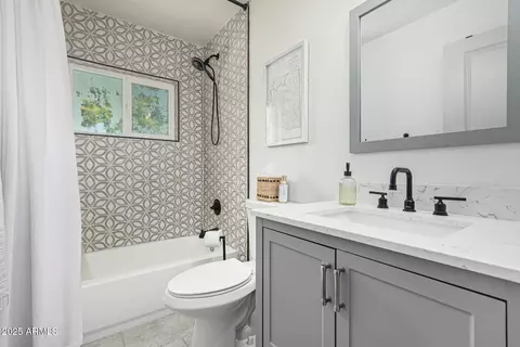 Bath - 2448 E Meadowbrook Ave, Phoenix, AZ 85016 photo 2 of 2