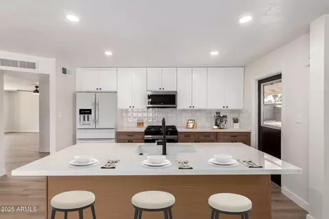 3021 W Angela Dr, Phoenix, AZ 85053