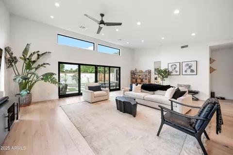 Living - 902 W State Ave, Phoenix, AZ 85021 photo 3 of 4