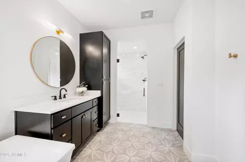 Bath - 902 W State Ave, Phoenix, AZ 85021 photo 2 of 5