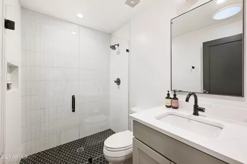 Bath - 902 W State Ave, Phoenix, AZ 85021 photo 4 of 5