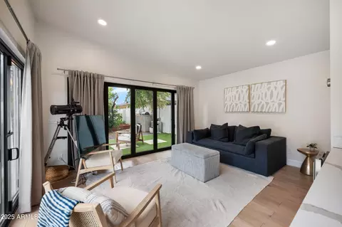 Living - 902 W State Ave, Phoenix, AZ 85021 photo 4 of 4