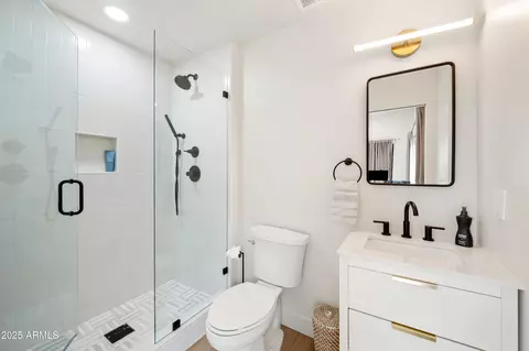 Bath - 902 W State Ave, Phoenix, AZ 85021 photo 5 of 5