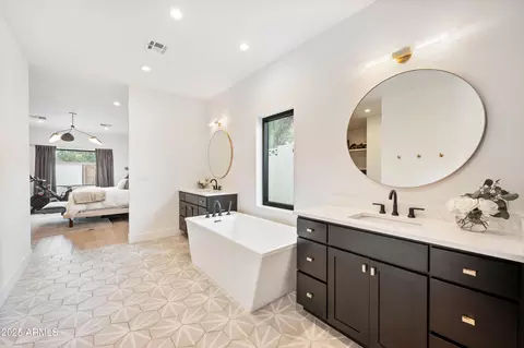 Bath - 902 W State Ave, Phoenix, AZ 85021 photo 1 of 5