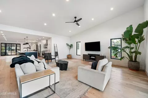 Living - 902 W State Ave, Phoenix, AZ 85021 photo 2 of 4