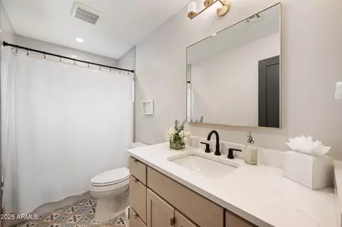 Bath - 902 W State Ave, Phoenix, AZ 85021 photo 3 of 5