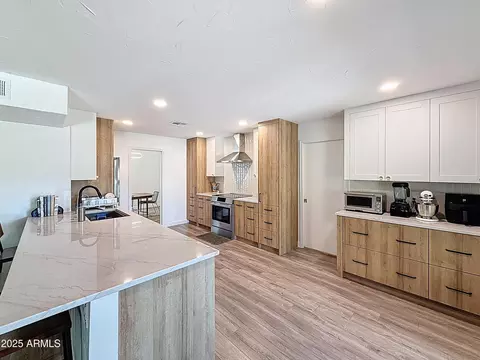 Kitchen - 3529 E Cannon Dr, Phoenix, AZ 85028 photo 2 of 3