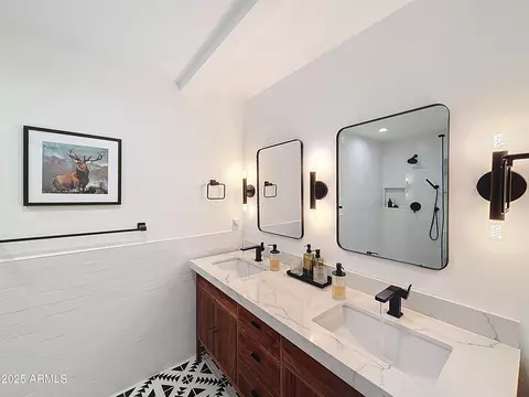 Bath - 3529 E Cannon Dr, Phoenix, AZ 85028 photo 2 of 4