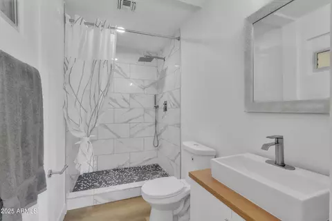 Bath - 8302 N 30th Dr, Phoenix, AZ 85051 photo 3 of 4