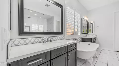 Bath - 2086 E Trigger Way, Gilbert, AZ 85297 photo 5 of 7