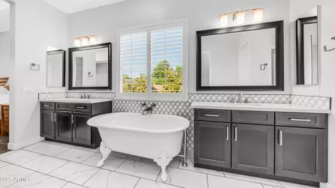 Bath - 2086 E Trigger Way, Gilbert, AZ 85297 photo 1 of 7