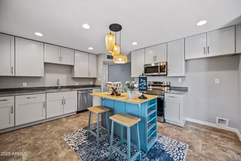 2320 W Freeway Ln, Phoenix, AZ 85021
