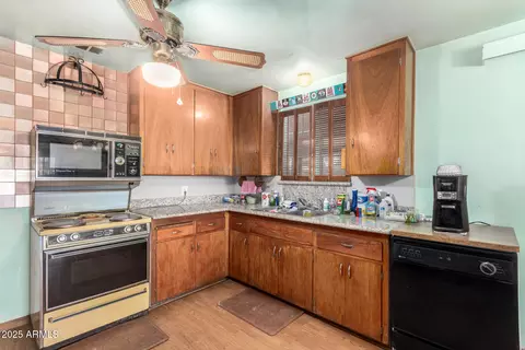 Kitchen - 3141 W Camelback Rd, Phoenix, AZ 85017 photo 3 of 3